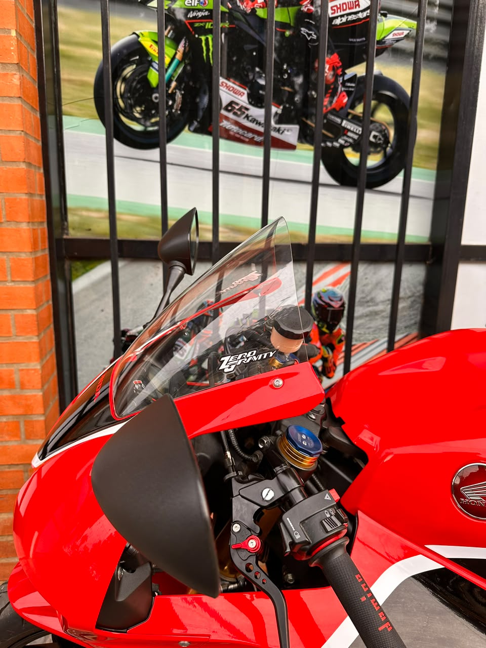 BURBUJA PARABRISAS ZERO GRAVITY CORSA HONDA CBR600RR / ABS 2013-2025 TRANSPARENTE-AHUMADO - Imagen 6