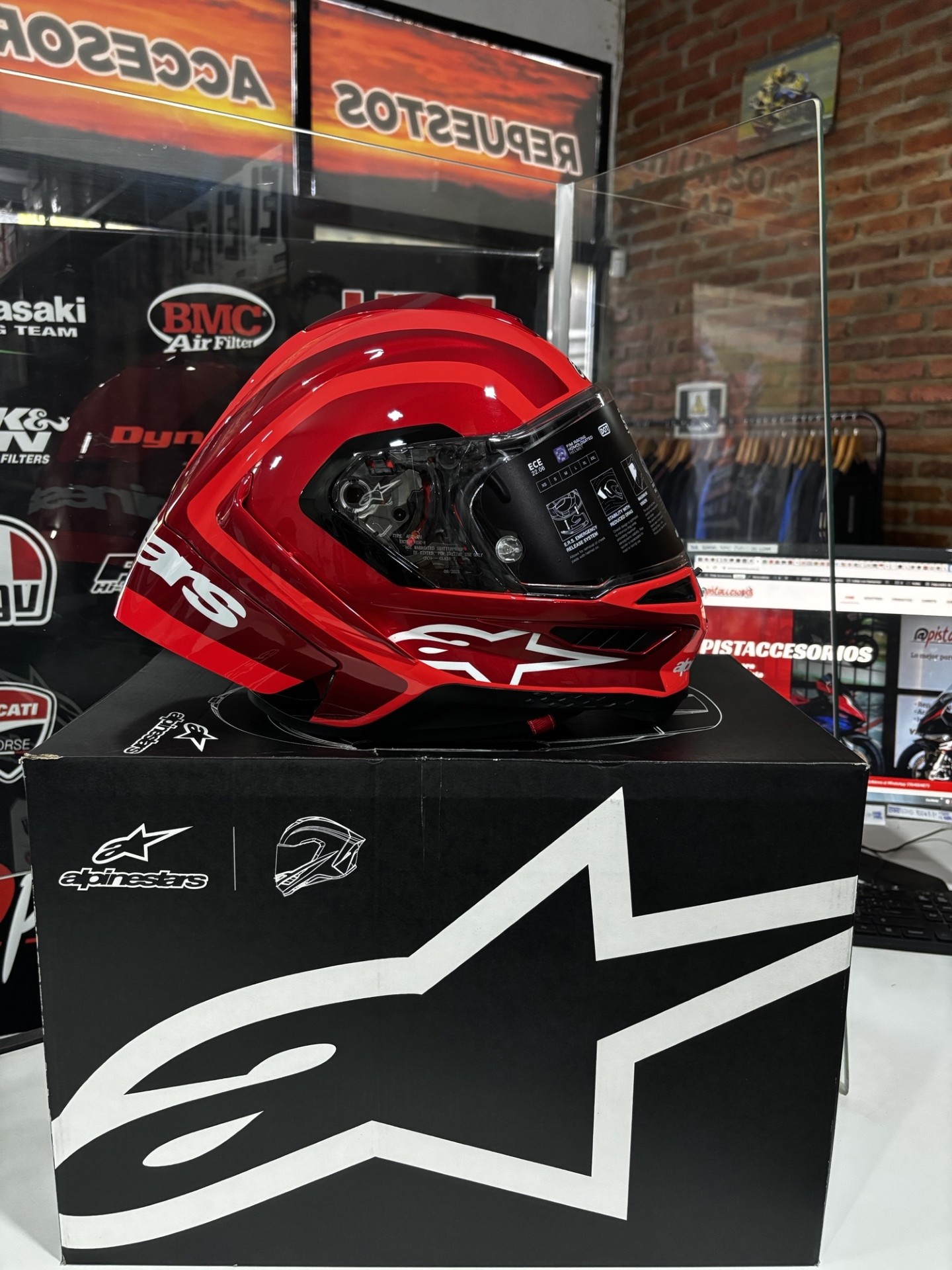 CASCO ALPINESTARS SUPERTECH R10 ARIUS NEGRO/BLANCO/DOBLE ROJO - Imagen 28