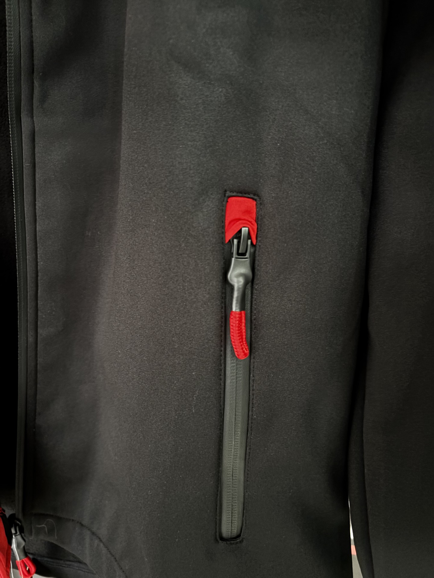 CAMPERA SOFTSHELL OFICIAL AKRAPOVIC BODY LINE HOMBRE - Imagen 11
