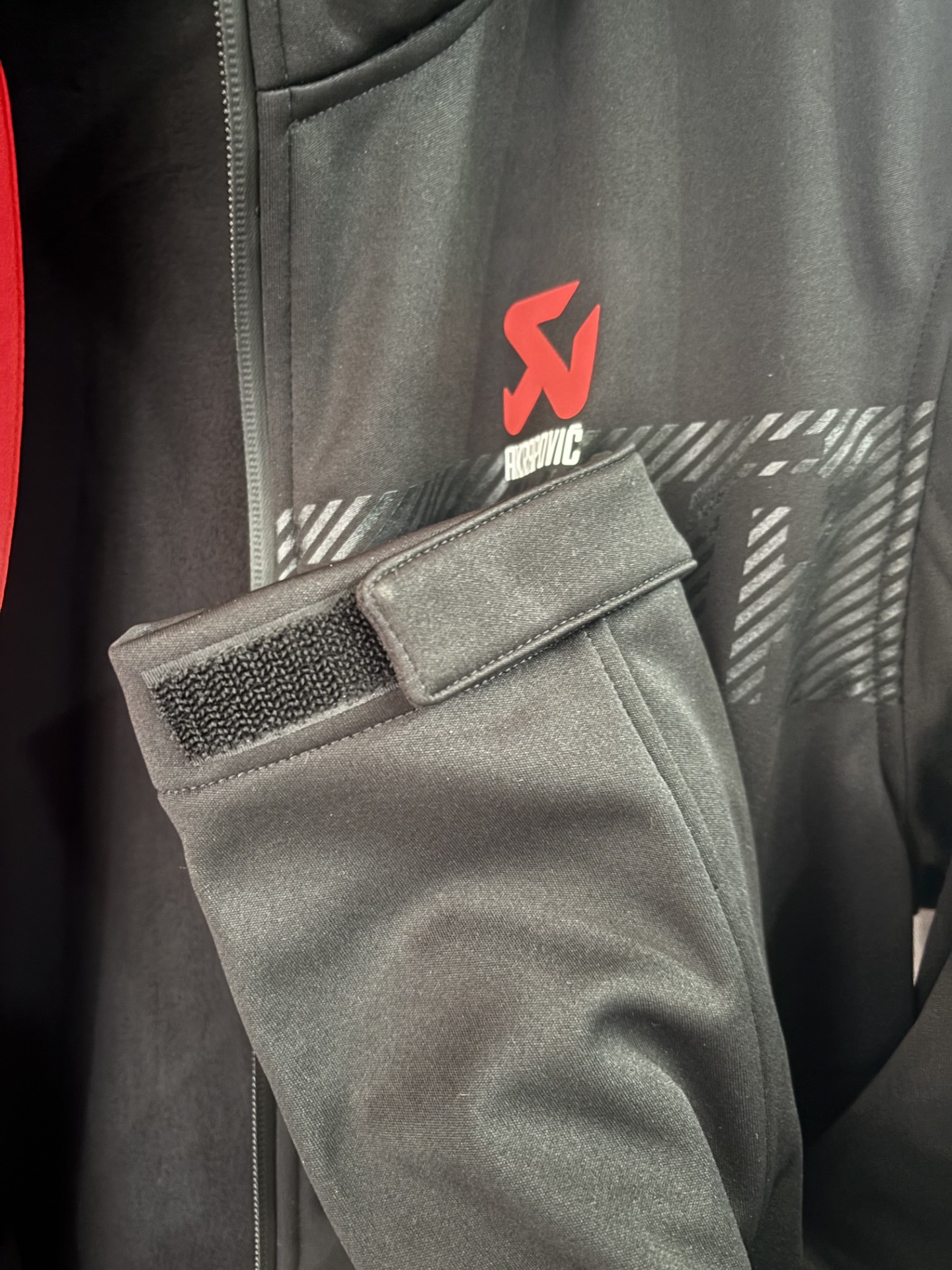 CAMPERA SOFTSHELL OFICIAL AKRAPOVIC BODY LINE HOMBRE - Imagen 12