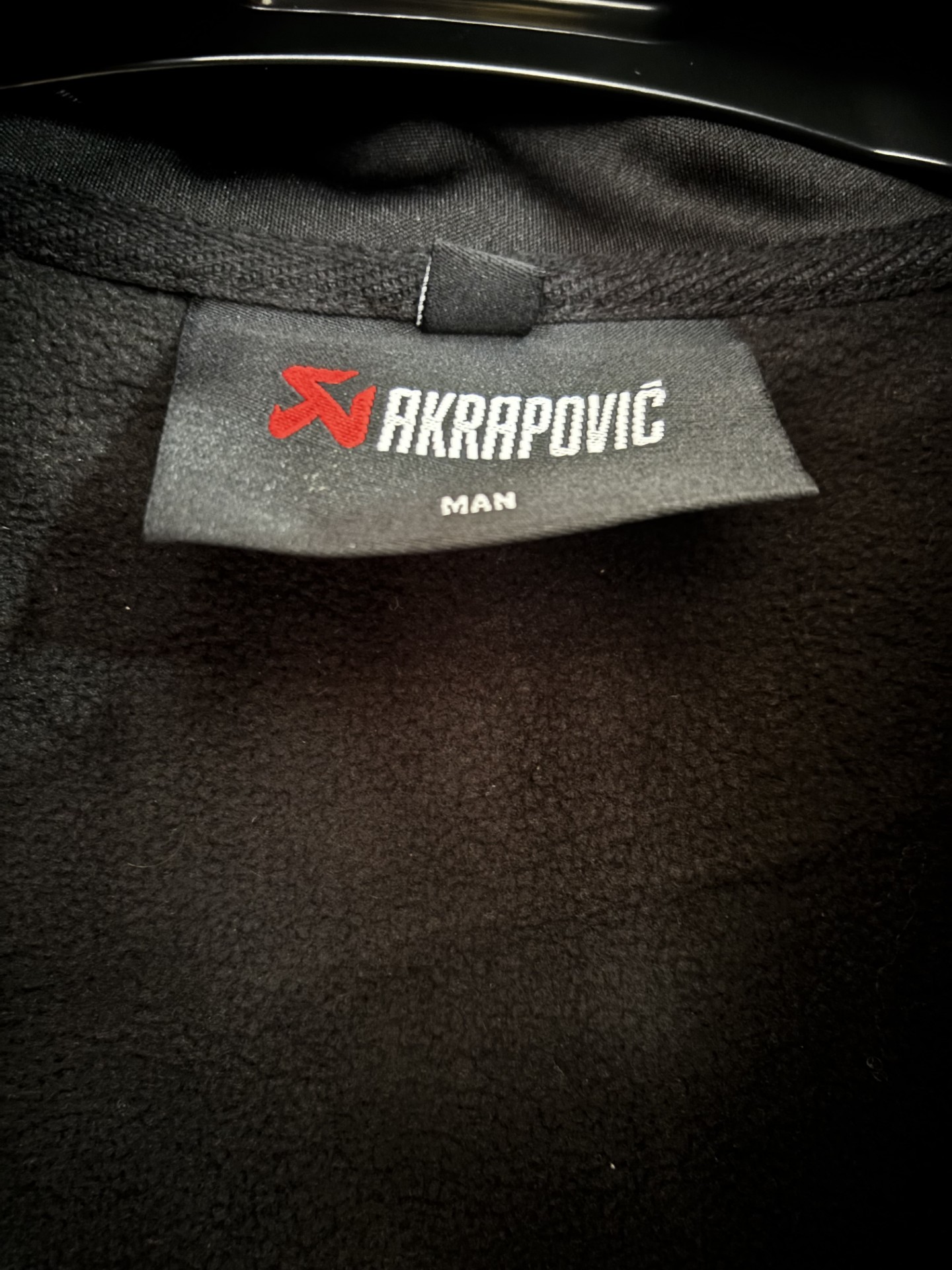 CAMPERA SOFTSHELL OFICIAL AKRAPOVIC BODY LINE HOMBRE - Imagen 13