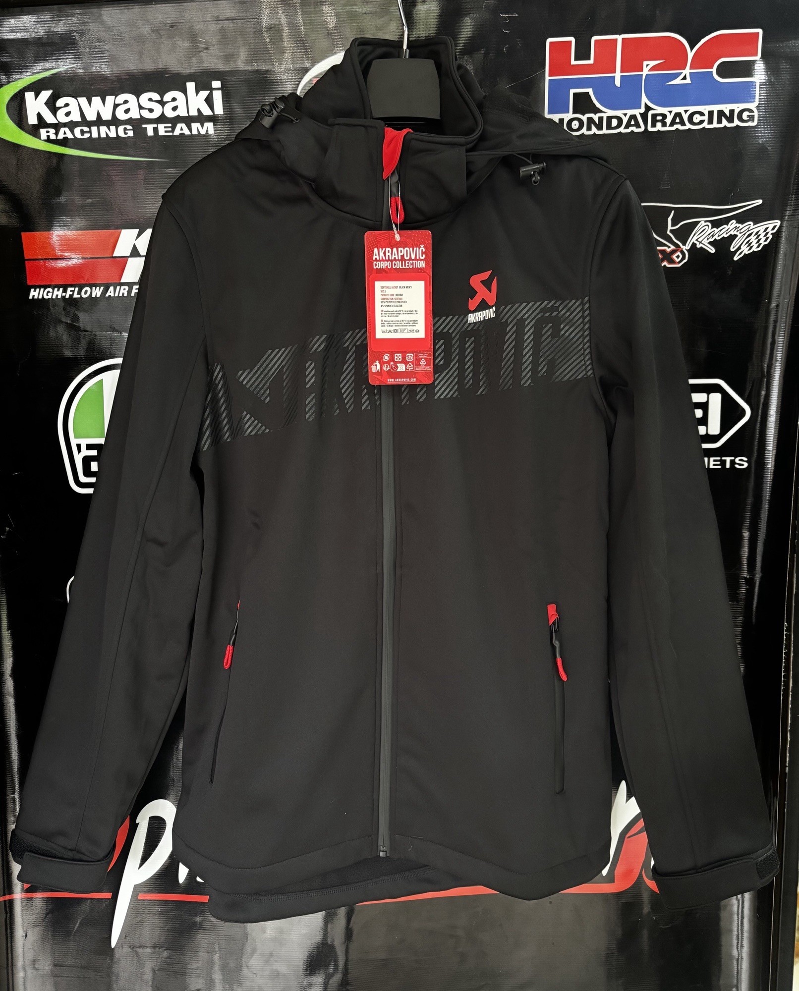 CAMPERA SOFTSHELL OFICIAL AKRAPOVIC BODY LINE HOMBRE - Imagen 6