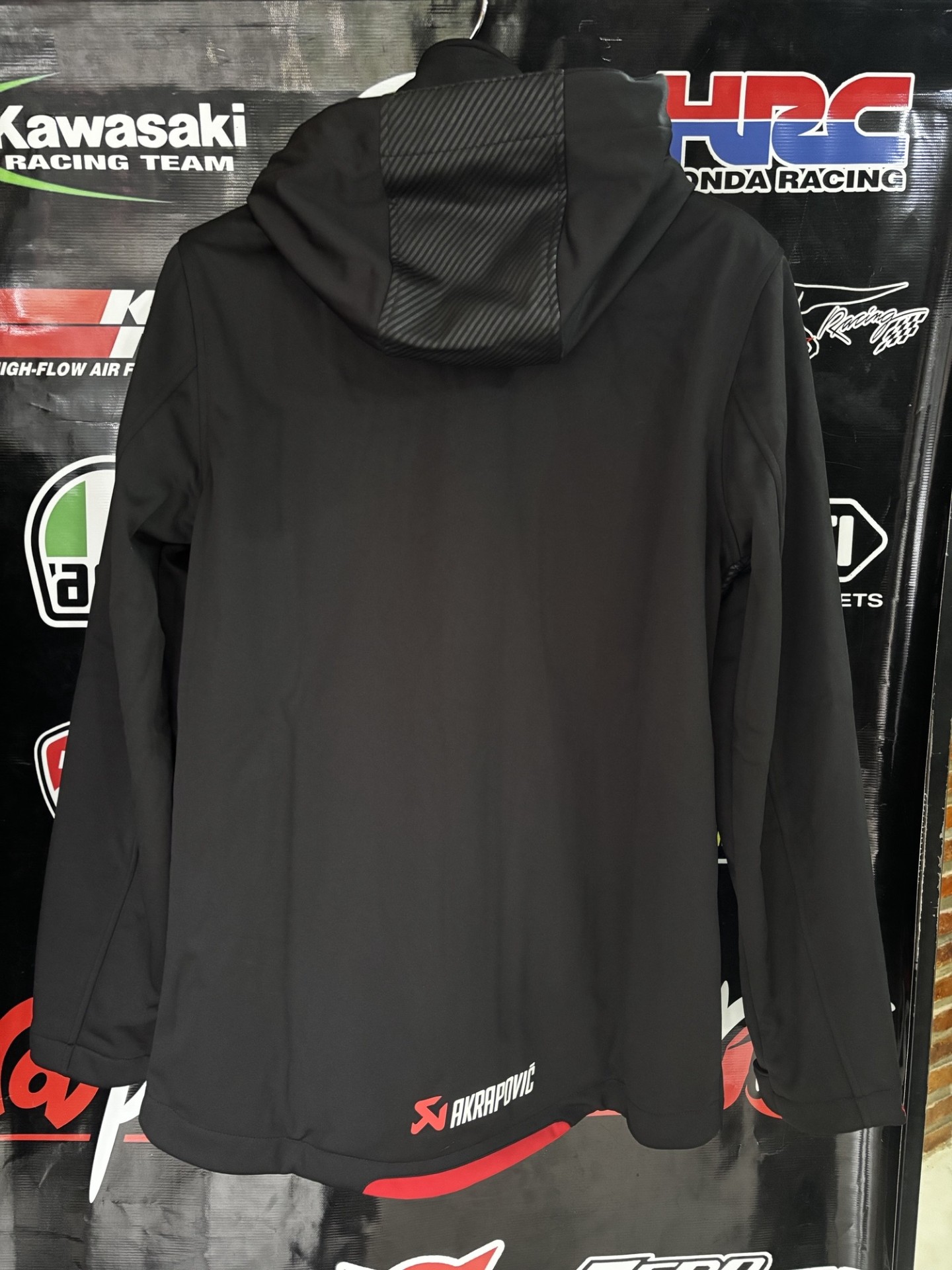 CAMPERA SOFTSHELL OFICIAL AKRAPOVIC BODY LINE HOMBRE - Imagen 7