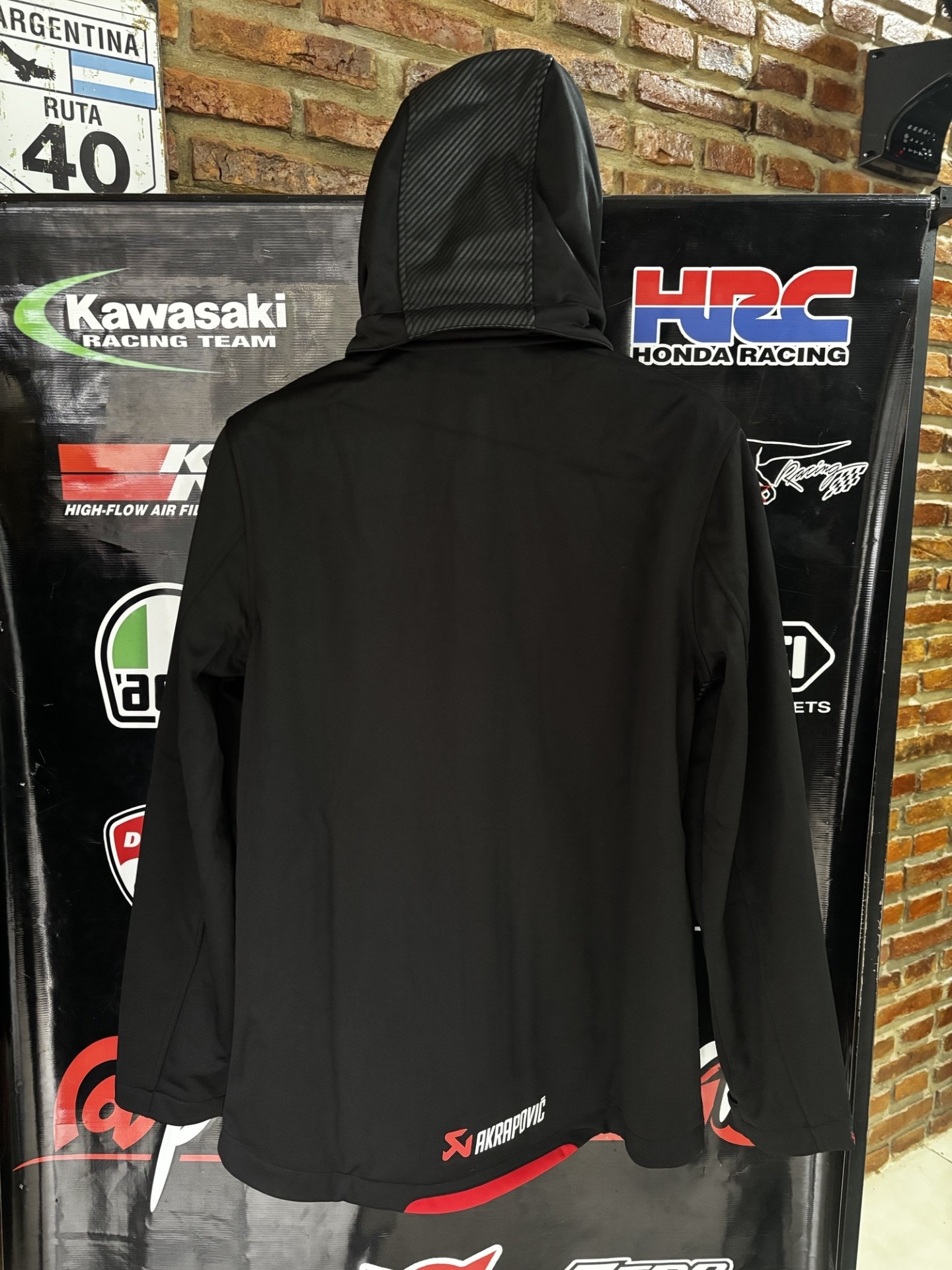 CAMPERA SOFTSHELL OFICIAL AKRAPOVIC BODY LINE HOMBRE - Imagen 8