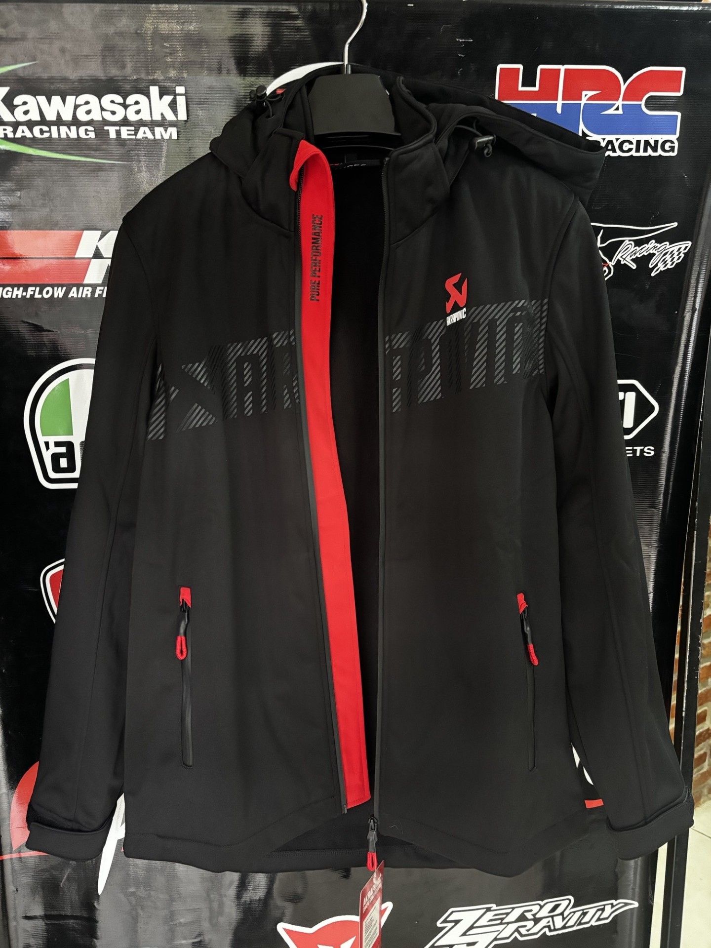 CAMPERA SOFTSHELL OFICIAL AKRAPOVIC BODY LINE HOMBRE - Imagen 9