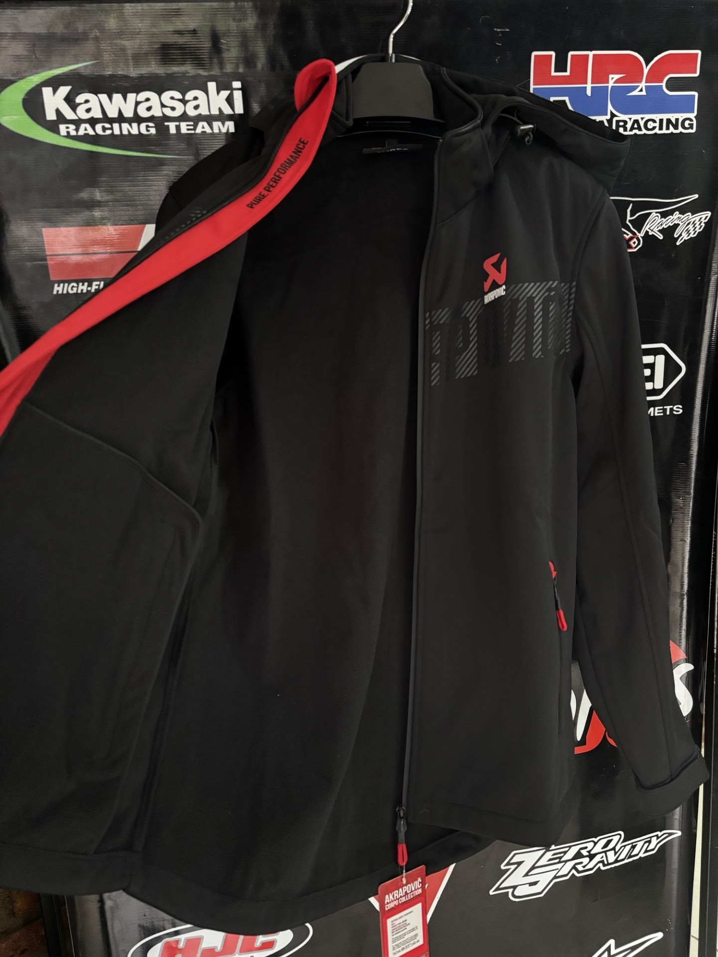 CAMPERA SOFTSHELL OFICIAL AKRAPOVIC BODY LINE HOMBRE - Imagen 10