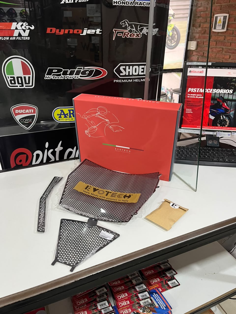 CUBRE RADIADOR PROTECTOR EVOTECH DUCATI PANIGALE V4 / S 2025-2026 - Imagen 8
