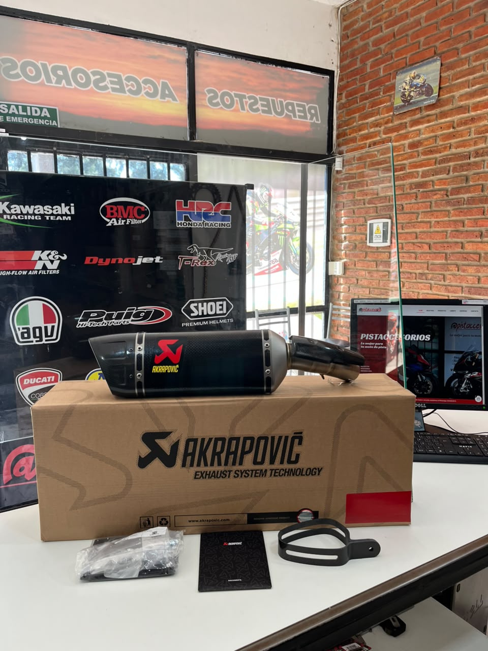 ESCAPE AKRAPOVIC DE CARBONO YAMAHA MT-03 / R3 2022-2026 - Imagen 5
