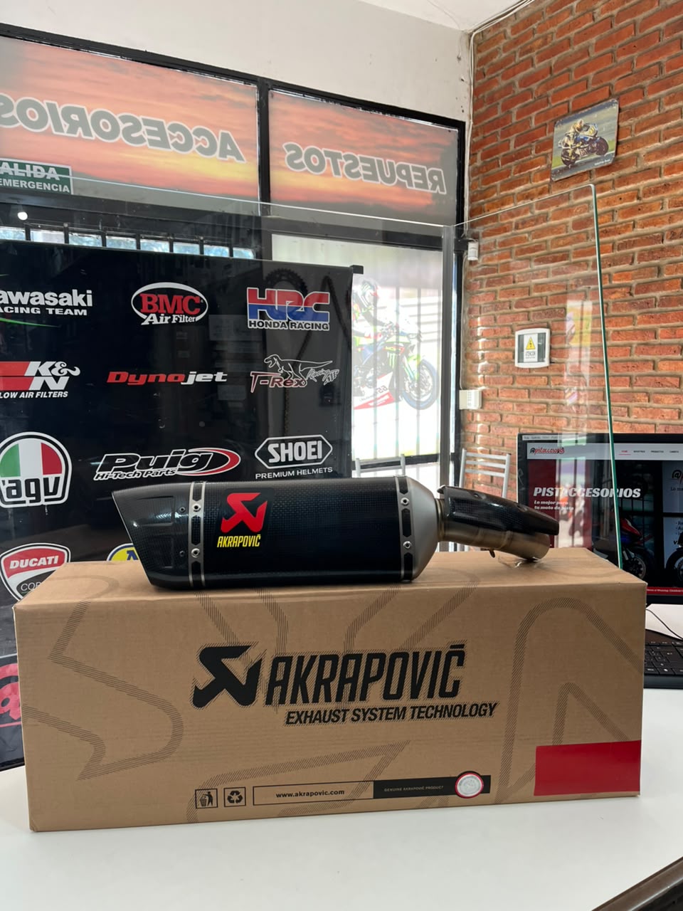 ESCAPE AKRAPOVIC DE CARBONO YAMAHA MT-03 / R3 2022-2026 - Imagen 6