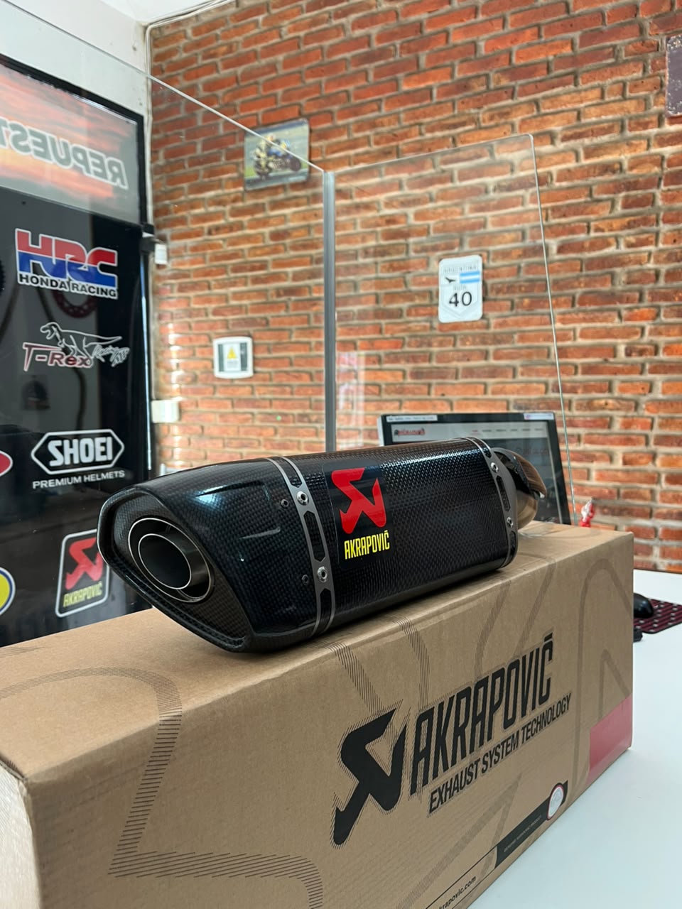 ESCAPE AKRAPOVIC DE CARBONO YAMAHA MT-03 / R3 2022-2026 - Imagen 8