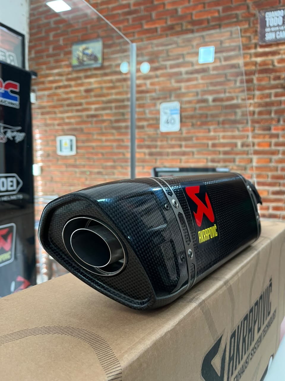 ESCAPE AKRAPOVIC DE CARBONO YAMAHA MT-03 / R3 2022-2026 - Imagen 9