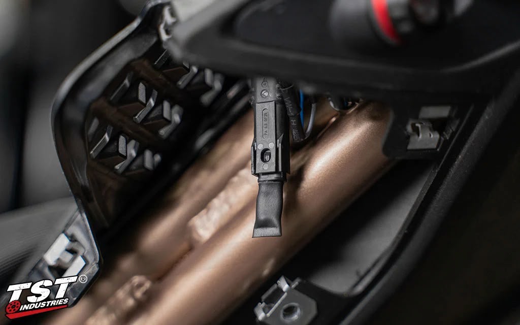 EMULADOR PARA ELIMINAR LA LUZ DE LA PATENTE TST PARA BMW S1000R / S1000RR / M1000R / M1000RR - Imagen 3